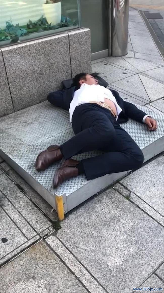 警方回答男人扰乱4男并偷拍全程 案件细节曝光