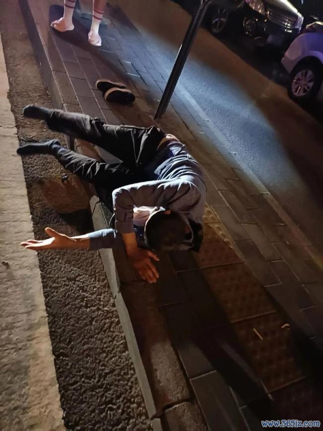警方回答男人扰乱4男并偷拍全程 案件细节曝光