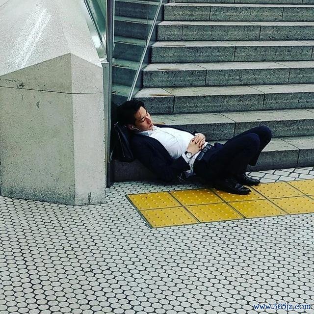 警方回答男人扰乱4男并偷拍全程 案件细节曝光