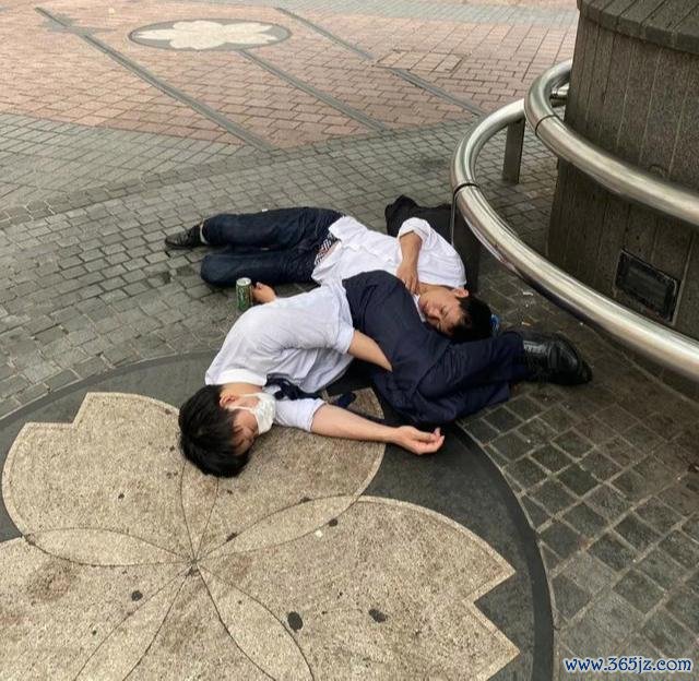 警方回答男人扰乱4男并偷拍全程 案件细节曝光